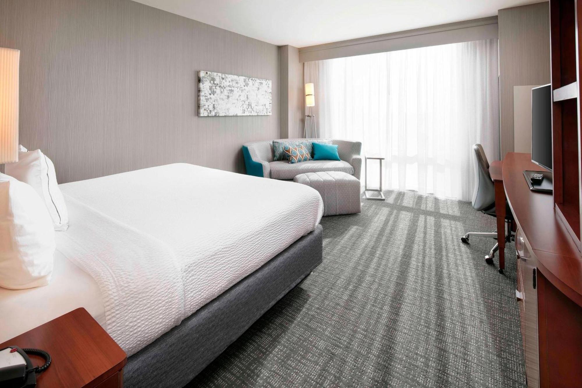 Courtyard Indianapolis Downtown Hotel Exterior photo