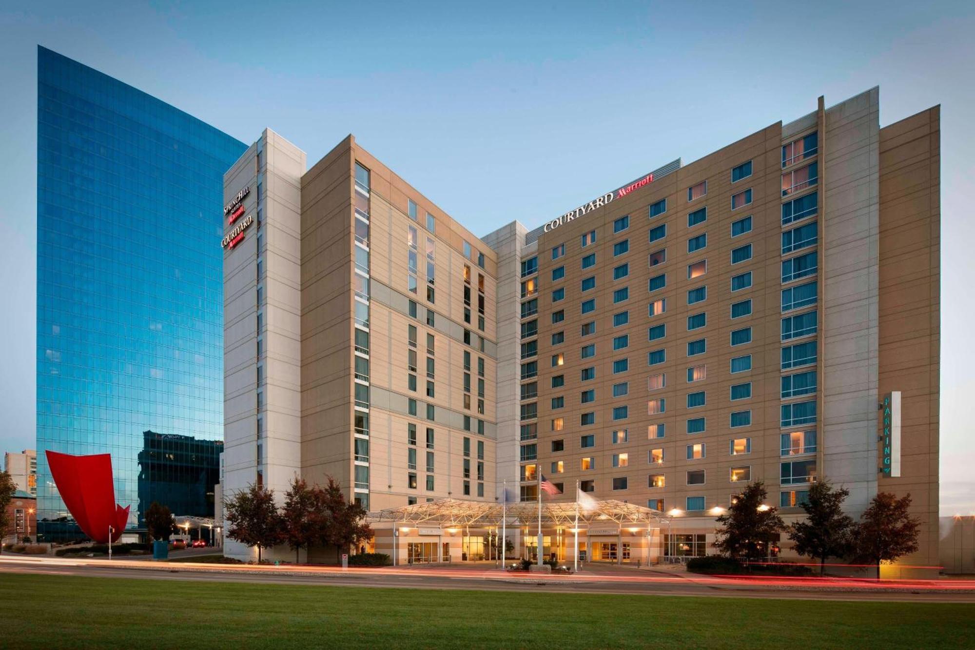 Courtyard Indianapolis Downtown Hotel Exterior photo