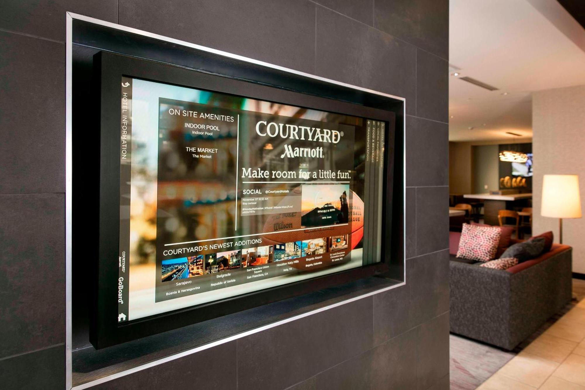 Courtyard Indianapolis Downtown Hotel Exterior photo